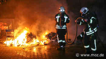 Brand in Rathenow: Am Körgraben – Feuerwehr löschte brennende Tonnen, Polizei sucht Brandstifter - moz.de