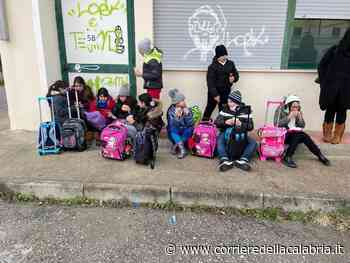 Crotone, bimbi al freddo per due ore in attesa di un tampone - Corriere della Calabria