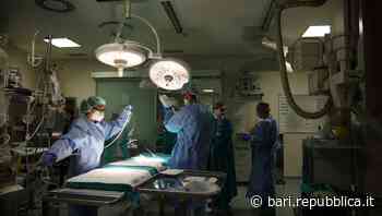 Bari, dimenticarono pinza nell'intestino di un paziente di 78 anni: lui muore dopo tre interventi. Condannati in tre - La Repubblica