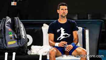 Djokovic di nuovo in stato di fermo in attesa della sentenza sul visto - Il Sole 24 ORE