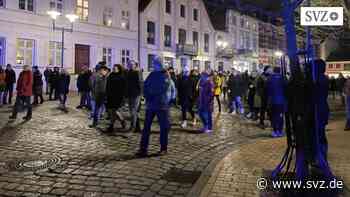 Protest gegen Impfplicht: Zahl der Teilnehmer an Corona-Protest in Parchim steigt weiter an | svz.de - svz – Schweriner Volkszeitung