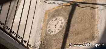Il mistero dell'orologio scoperto sulla facciata di un palazzo a Fossano - La Stampa