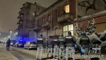 Blitz all'alba a Torino, sgomberata la palazzina di via Bersezio occupata dagli anarchici - La Repubblica