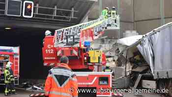 A8 nach tödlichem Unfall gesperrt: Lkw prallt gegen Tunnel-Portal