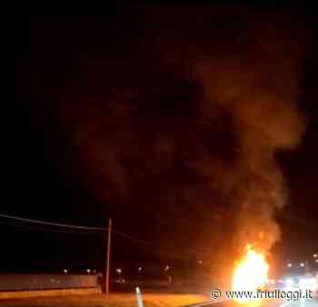 Furgone distrutto dalle fiamme sulla regionale di Pradamano - Friuli Oggi