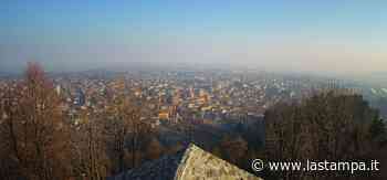 Cuneo avvolta dalla nebbia, la prima volta del 2022 e in montagna giornata di sole - La Stampa