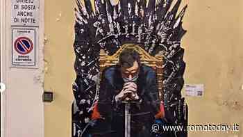 Mario Draghi nella nuova opera di TvBoy: è il "Lord del Grande Inverno" nel gioco delle poltrone al Quirinale