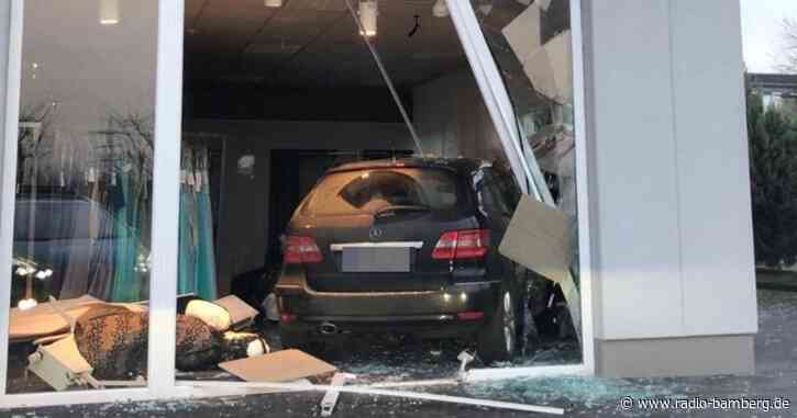 Eingeparkt im Brautmodengeschäft
