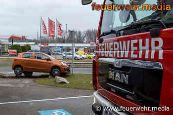 Auf zwei Steinen aufgesessen – Pkw hängt in der Luft - Manfred Wimmer