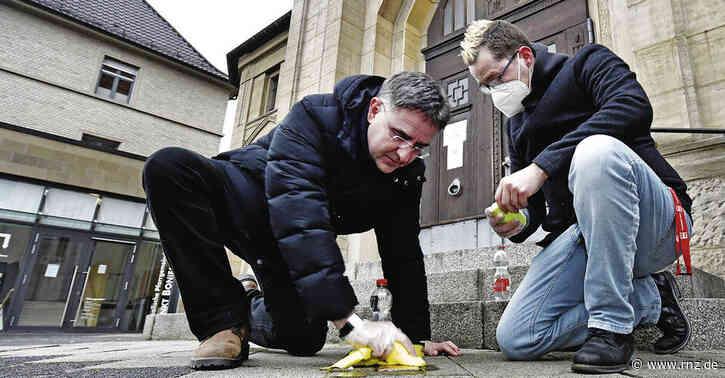 Mannheim:  Stolpersteine der "Leben, die hätten sein können" geputzt