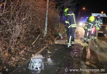 Chemnitz: Toyota prallt gegen Laterne - Freie Presse