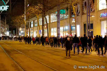 Hunderte bei Impf-Demo in Chemnitz: Pyro-Attacke auf Polizisten! - TAG24