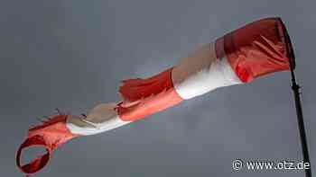 Windböe erfasst Transporter, Auto gegen Lkw gedrückt: Unfälle bei starkem Wind auf Autobahnen