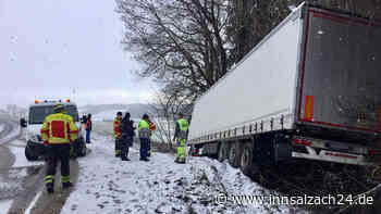 Sattelzug rutscht bei Haag in Graben – B15 voll gesperrt