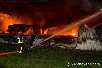 Impressionnant incendie d'entrepôt à Croissy-Beaubourg | Citoyens.com - 94 Citoyens