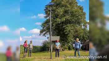 Bij Langedijke licht voortaan een lantaarnpaal op met zonne-energie - Omrop Fryslan