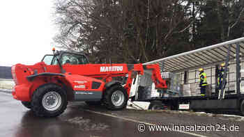 Sattelzug rutscht bei Haag in Graben: B15 wieder freigegeben