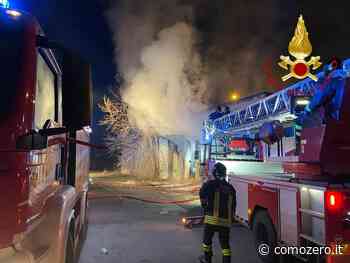 Fiamme e fumo a Erba in via Cairoli: rogo in un capannone. L'intervento dei Vigili del fuoco - ComoZero - ComoZero
