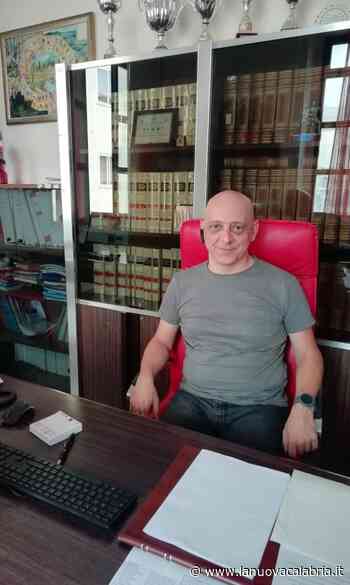 Catanzaro, l'artista Mazzitelli dona alla scuola 'Aldisio' una sua opera: dopo gli atti vandalici un segno di speranza - La Nuova Calabria