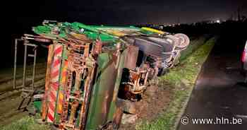 Vuilniswagen slipt in gracht op gladde landweg in Pittem - Het Laatste Nieuws
