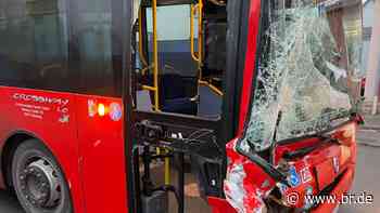 Kronach: Linienbus muss ausweichen und rammt Baustellenfahrzeug - BR24