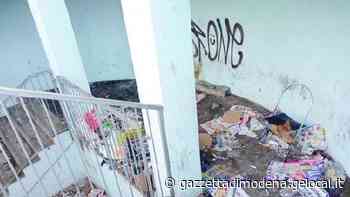 Modena. Sottopasso Benfra in totale degrado: i rifiuti accumulati ricoprono le scale - La Gazzetta di Modena