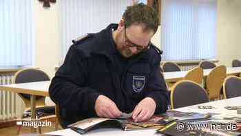 Tornesch: Stickeralbum stärkt Zusammenhalt der Feuerwehr - NDR.de