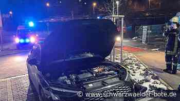 Einsatz in Schramberg - Hybridauto glüht: Feuerwehr muss vorsichtig sein - Schwarzwälder Bote