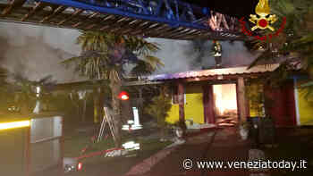Il tetto della villetta va in fiamme, danni molto ingenti - VeneziaToday