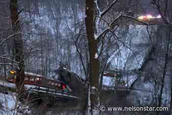 Human chain formed to help after Pittsburgh bridge collapse - Nelson Star