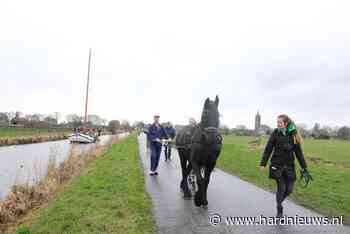 Skûtsje met paard teruggebracht naar ligplek, Eemnesservaartsteeg Eemnes - Hardnieuws
