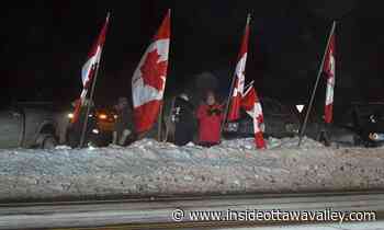 Demonstraters gather as Freedom Convoy passes through Renfrew - Ottawa Valley News