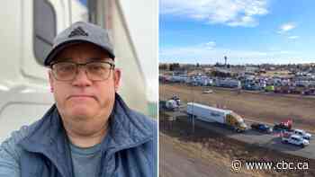 Truckers, motorists en route to U.S. stalled by massive blockade in southern Alberta