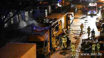 Sattelzug mit Polstermöbeln fängt Feuer - SWR