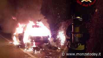 Notte di fuoco in Brianza, auto in fiamme in strada - MonzaToday