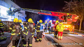 Bewohner bemerken Rauch und schlagen Alarm - Feuerwehr rettet Person von Balkon