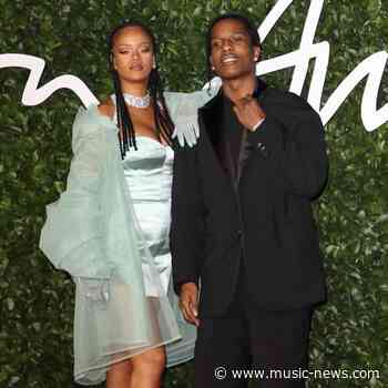 Rihanna pregnant with first child