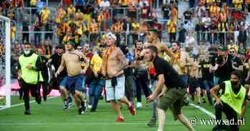 Weer veldbestorming in Frankrijk: Lens-Lille tijdelijk gestaakt - AD.nl