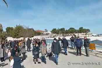 Il sole di una domenica di gennaio, tra passeggiate, mascherine e bagnanti - TraniViva