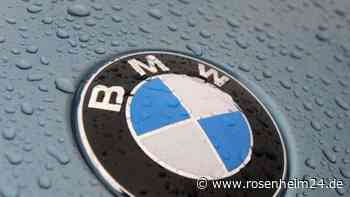 Beifahrerin hörte plötzlich ein Krachen: Unbekannter Mercedesfahrer fährt geparkten BMW an