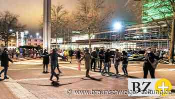 200 Bürger gedenken in Wolfsburg friedlich der Corona-Toten