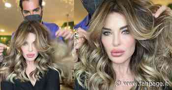 Nuovo taglio di capelli per Alba Parietti: si prepara a Sanremo 2022 con chioma bionda ed extension - Fanpage.it