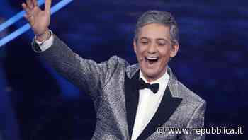 Sanremo 2022, Fiorello all'alba in giro per la città abbraccia la statua di Mike: "Due amici" - La Repubblica