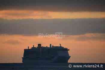 La Costa Toscana è arrivata a Sanremo, lo spettacolo all’alba con in rada l’ammiraglia del colosso italiano - Riviera24