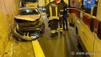 Auto si schianta sotto la galleria di Solofra: ferito 28enne - Avlive