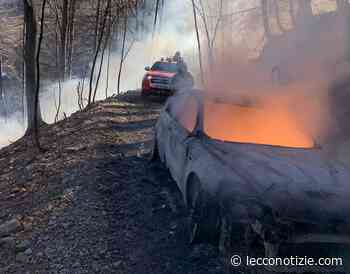 Pasturo, auto in fiamme nel bosco: intervengono i pompieri - Lecco Notizie