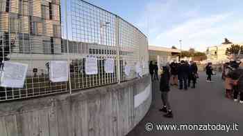 Fuori dal San Gerardo per chiedere di riaprire gli ospedali: "Avere vicino chi amiamo se stiamo male è un diritto" - MonzaToday
