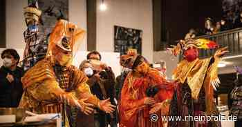 Bei der Vernissage der Geschwister fliegen Papierstücke - Neunkirchen - Rheinpfalz.de