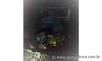 INCÊNDIO: Rancho de pesca é completamente consumido pelo fogo em Imbituba; proprietária afirma ter usado fogão a lenha no mesmo dia - Portal AHora