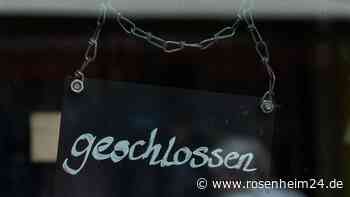 Mitarbeiter schon im Feierabend: Rosenheimer Geschäft vergisst Verkaufsregale vor Tür